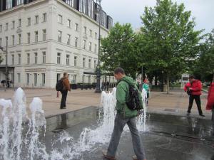 Motion censored fountain